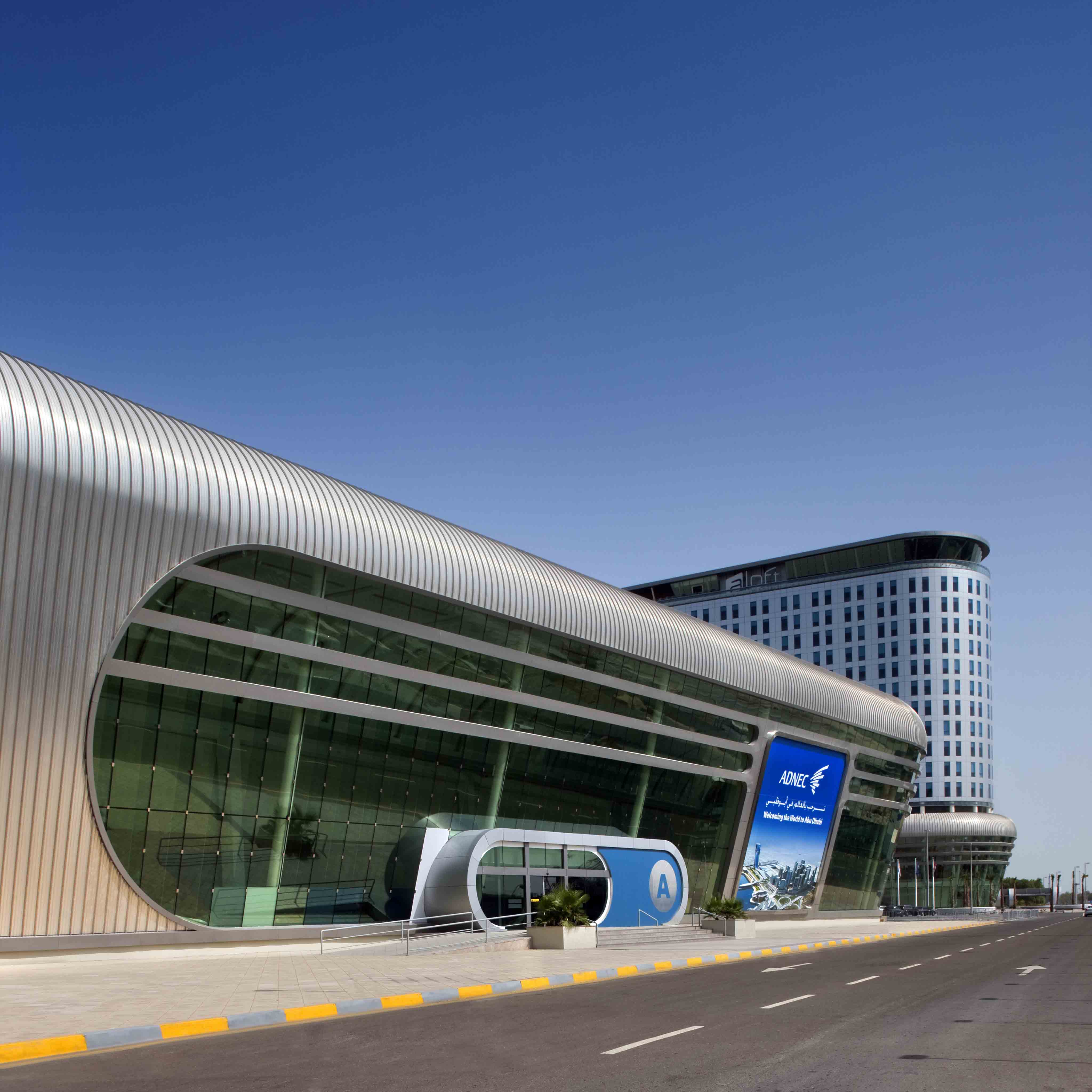 Национальный выставочный центр. ADNEC Abu Dhabi. Выставочный комплекс в Абу-Даби. Abu Dhabi National Exhibition Centre. Национальный выставочный центр Абу Даби паркинг.